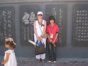 Mo bao yuan - Katia davanti alla sua stele con giovane visitatrice
